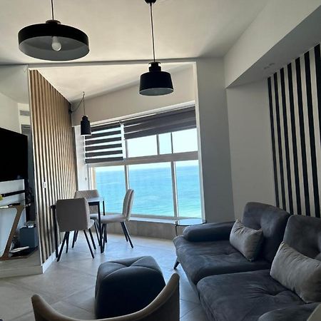 Beachfront Apartment バト・ヤム エクステリア 写真