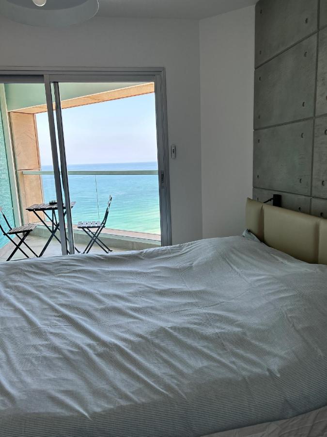 Beachfront Apartment バト・ヤム エクステリア 写真
