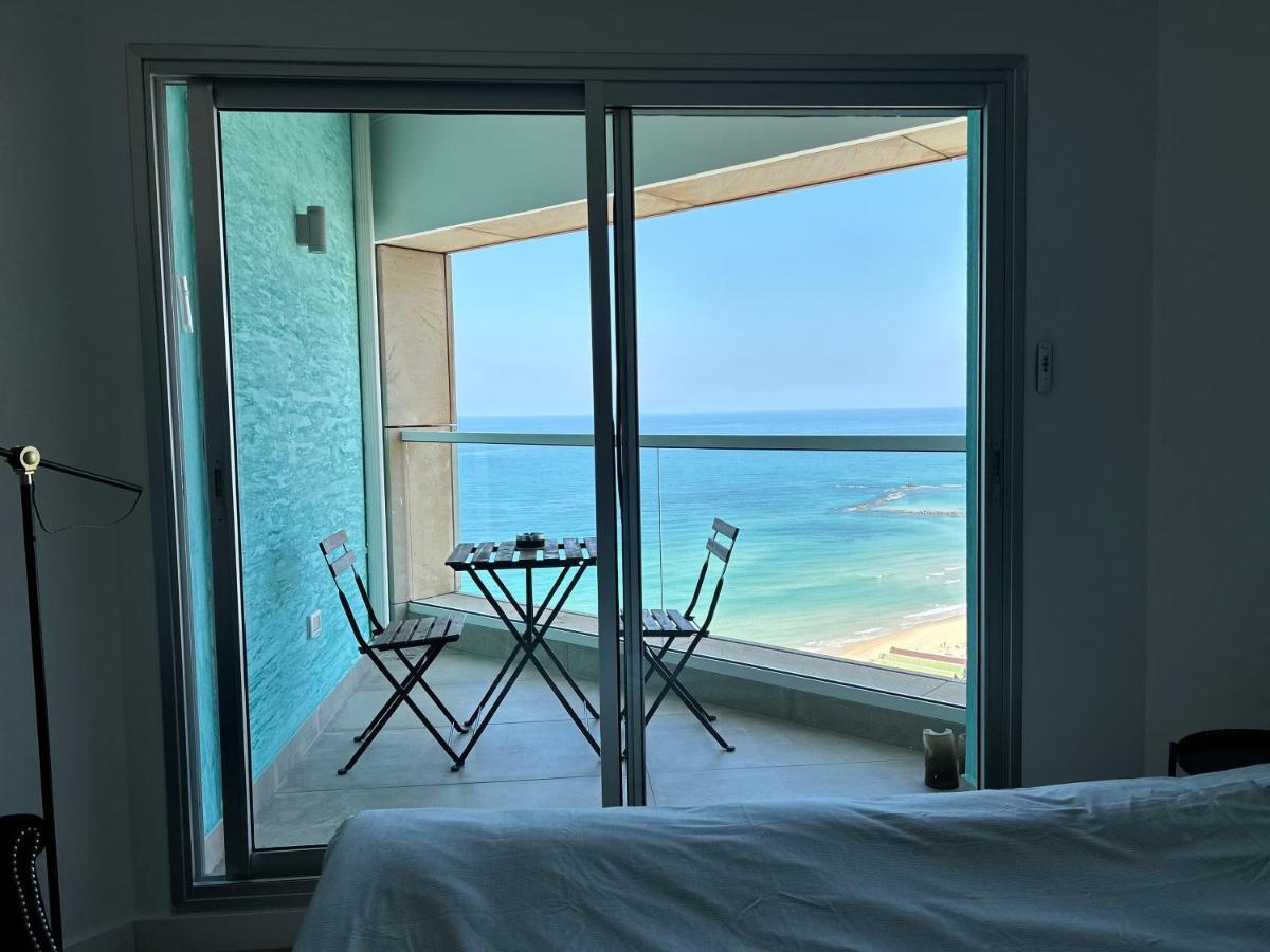 Beachfront Apartment バト・ヤム エクステリア 写真
