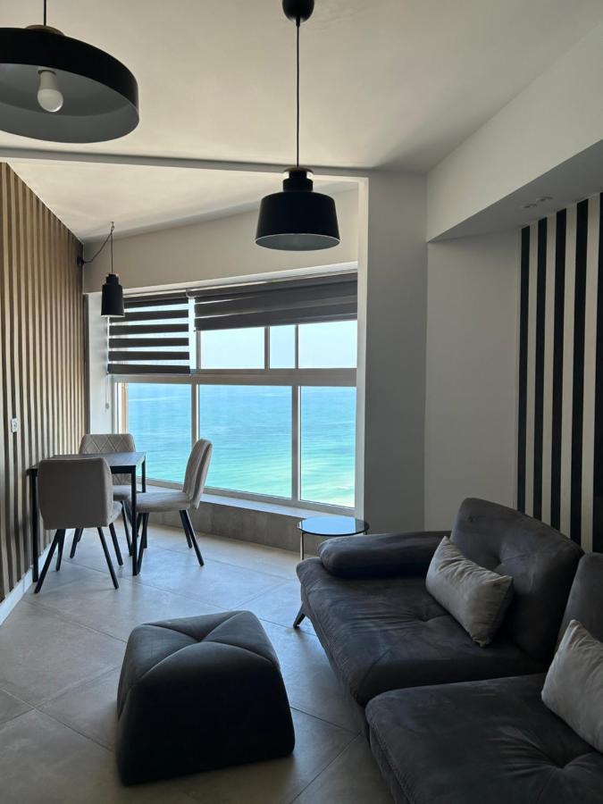 Beachfront Apartment バト・ヤム エクステリア 写真